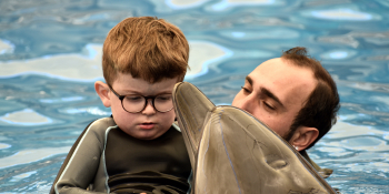 Gemeinsam Hoffnung schenken – Leons Weg mit der Delfintherapie