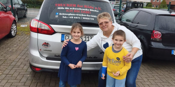 „Brian und Josephine überreichen ihre Taschengeldspende an Trucker for Kids e. V.“