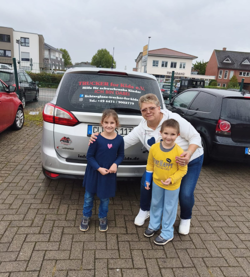 „Brian und Josephine überreichen ihre Taschengeldspende an Trucker for Kids e. V.“